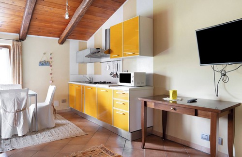 Cerretto Langhe Apartment | Holiday Home 'La Corte di Langa Alloggio Ambra' with Mountain View, Pool & Wi-Fi