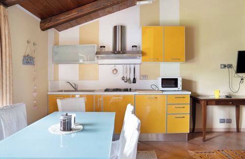 Cerretto Langhe Apartment | Holiday Home 'La Corte di Langa Alloggio Ambra' with Mountain View, Pool & Wi-Fi