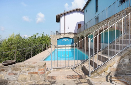 Cerretto Langhe Apartment | Holiday Home 'La Corte di Langa Alloggio Ambra' with Mountain View, Pool & Wi-Fi