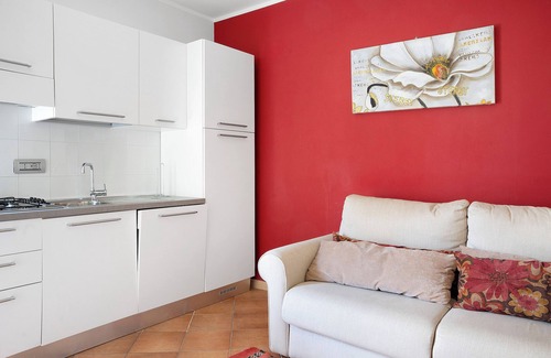 Cerretto Langhe Apartment | Holiday Home 'La Corte di Langa Alloggio Rubino' with Shared Pool & Wi-Fi
