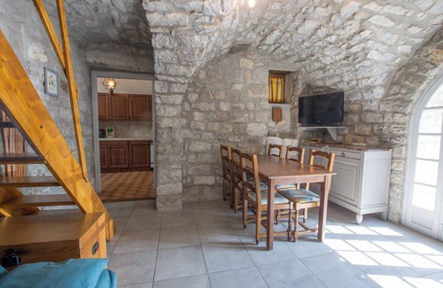 Berrias-et-Casteljau House | Holiday Home 'Gite De L'écurie' with Air Conditioning