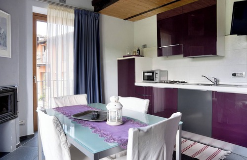 Cerretto Langhe Apartment | Holiday Home 'La Corte di Langa Casa Ametista' with Shared Pool & Wi-Fi