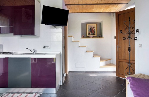 Cerretto Langhe Apartment | Holiday Home 'La Corte di Langa Casa Ametista' with Shared Pool & Wi-Fi
