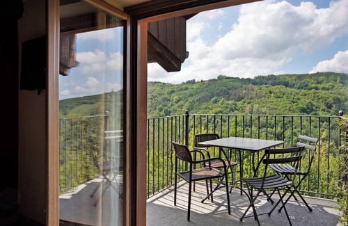 Cerretto Langhe Apartment | Holiday Home 'La Corte di Langa Alloggio Topazio' with Shared Pool & Wi-Fi