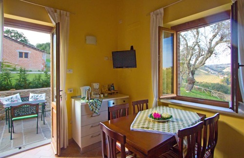 Belforte allʼIsauro Apartment | Holiday Home in Belforte with Pool