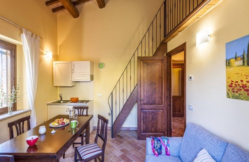 Belforte allʼIsauro Apartment | Holiday Home in Belforte with Pool