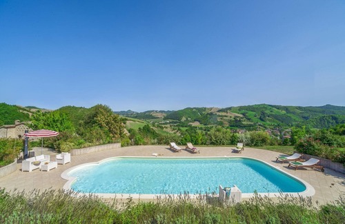 Belforte allʼIsauro Apartment | Holiday Home in Belforte with Pool