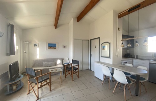 Le Chateau-d'Oleron House | Holiday Home "52 Amareyeurs" close to the Sea with Shared Pool