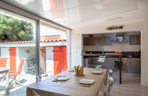 Les Sables d'Olonne House | Holiday Home 'La Maison Des Amis 8 Personnes' with Terrace, Wi-Fi and Air Conditioning