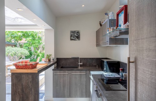 Les Sables d'Olonne House | Holiday Home 'La Maison Des Amis 8 Personnes' with Terrace, Wi-Fi and Air Conditioning