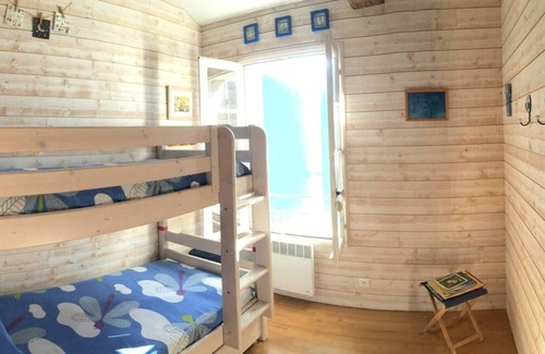 Mortagne-sur-Gironde House | Holiday Home 'Isatis' with Private Terrace and Wi-Fi
