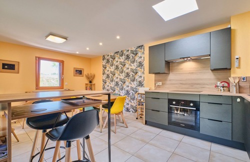 Saint-Antoine-l'Abbaye House | Holiday Home 'Les Bambous' with Private Terrace and Wi-Fi