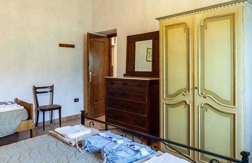 Casola in Lunigiana House | Holiday Home 'The Dormouse - Il Ghiro' with Private Pool and Wi-Fi