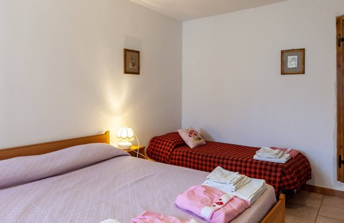 Casola in Lunigiana House | Holiday Home 'The Dormouse - Il Ghiro' with Private Pool and Wi-Fi