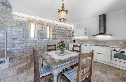 Soiano del Lago House | Holiday Home 'Abaye 3 Chianti Charm' with Lake View, Wi-Fi and Air Conditioning