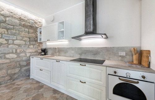 Soiano del Lago House | Holiday Home 'Abaye 3 Chianti Charm' with Lake View, Wi-Fi and Air Conditioning