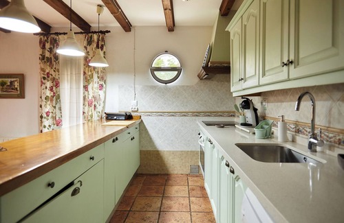 Alcaudete House | Holiday Home 'Alojamiento Rural Marien' with Mountain View, Pool, Garden & Wi-Fi