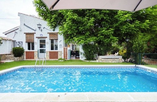 Alcaudete House | Holiday Home 'Alojamiento Rural Marien' with Mountain View, Pool, Garden & Wi-Fi