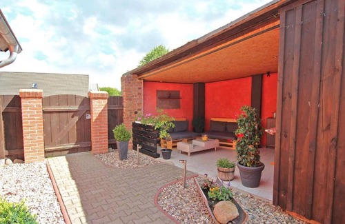 Warnitz House | Holiday Home 'Alte Schmiede' with Private Terrace and Wi-Fi