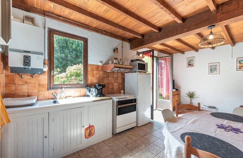 Peyrouse House | Holiday Home 'Anje' with Mountain View, Private Terrace and Wi-Fi
