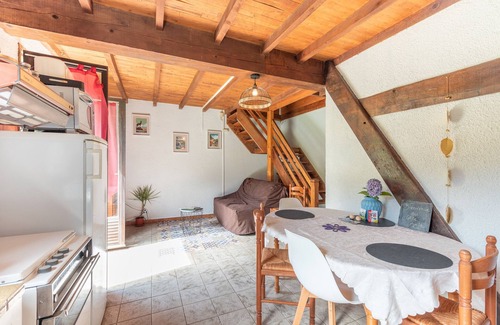 Peyrouse House | Holiday Home 'Anje' with Mountain View, Private Terrace and Wi-Fi