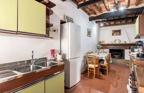 Macchino House | Holiday Home 'Antico Casale Toscano Sulla Collina' with Mountain View, Pool & Wi-Fi
