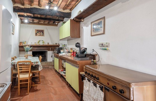 Macchino House | Holiday Home 'Antico Casale Toscano Sulla Collina' with Mountain View, Pool & Wi-Fi