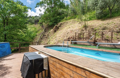Macchino House | Holiday Home 'Antico Casale Toscano Sulla Collina' with Mountain View, Pool & Wi-Fi