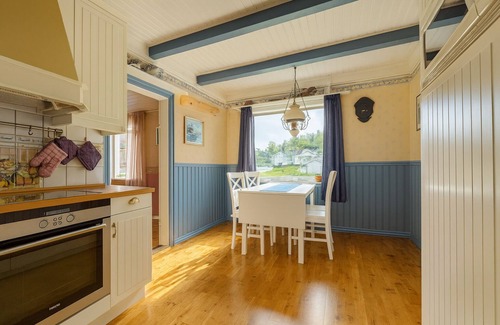 Botnhamn House | Holiday home by the sea with sea views, full kitchen and good wi-fi