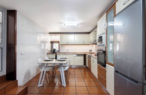 Povoa De Varzim House | Holiday Home 'Casa D´avó Tina' with Private Pool, Wi-Fi and Air Conditioning