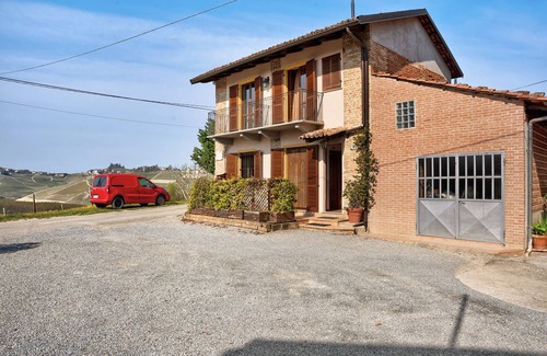 Neive House | Holiday Home 'Casa Antichi Poderi dei Gallina' with Private Terrace