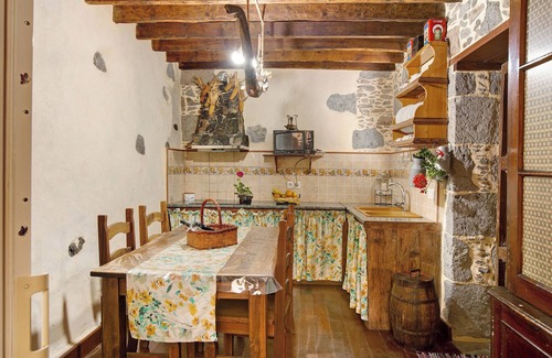 Aguimes House | Holiday Home Casa Emblematica La Pileta Doramas with Terrace & Wi-Fi