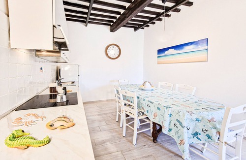 Bagnaia House | Holiday Home 'Casa Marisa' with Private Terrace, Balcony and Air Conditioning