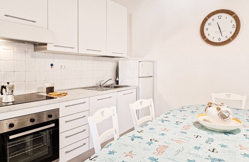 Bagnaia House | Holiday Home 'Casa Marisa' with Private Terrace, Balcony and Air Conditioning