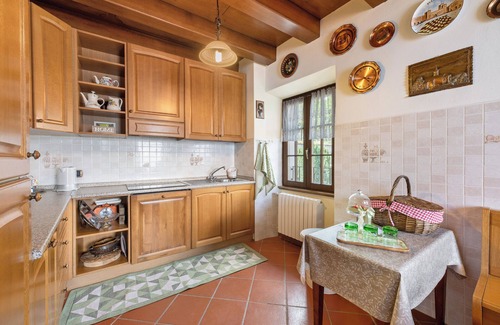 Naggio House | Holiday Home 'Casa Martino' with Lake View and hot tub