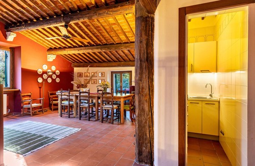 Nord-Est Apartment | Holiday Home 'Casa Rossa Vendri' with Private Garden and Wi-Fi