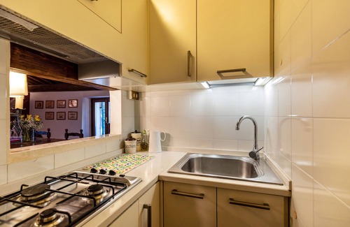 Nord-Est Apartment | Holiday Home 'Casa Rossa Vendri' with Private Garden and Wi-Fi
