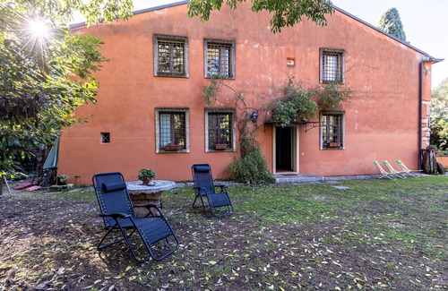 Nord-Est Apartment | Holiday Home 'Casa Rossa Vendri' with Private Garden and Wi-Fi
