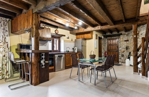 Tornon House | Holiday Home 'Casa Rural Adrimar' with Mountain Views, Wi-Fi and Air Conditioning