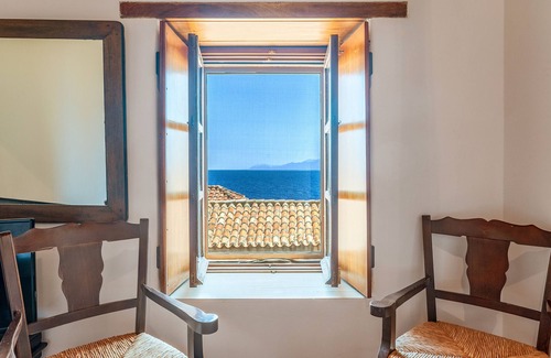 Monemvasia House | Holiday Home 'Casa Tradizionale Monemvasia' with Sea View, Wi-Fi and Air Conditioning