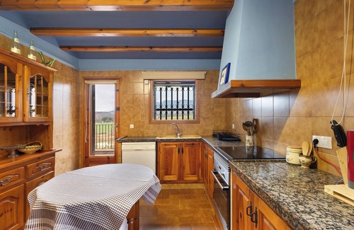 Avia House | Holiday Home 'Casanova De Noet' with Private Pool, Private Terrace and Wi-Fi