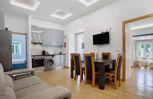 Nossa Senhora das Misericordias House | Holiday Home 'Castelos Amarelo' with Private Pool, Wi-Fi and Air Conditioning