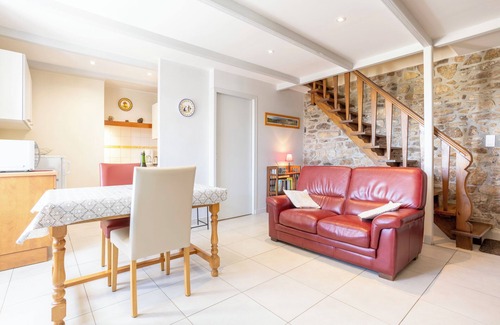 Mahalon House | Holiday Home 'Cheminée, Kerantum, Peaceful' with Shared Garden and Wi-Fi