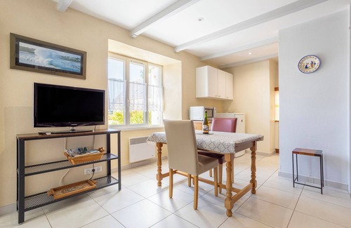 Mahalon House | Holiday Home 'Cheminée, Kerantum, Peaceful' with Shared Garden and Wi-Fi