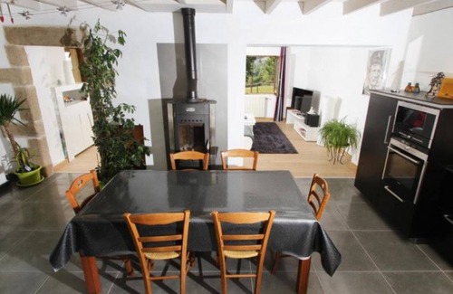 Montmiral House | Holiday Home 'Chez Nancy' with Mountain View, Private Pool and Wi-Fi
