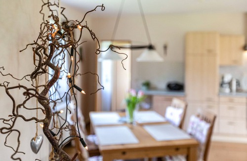 Offenbuttel House | Holiday Home 'De Lüüte Kaat' with Private Terrace, Private Garden and Wi-Fi