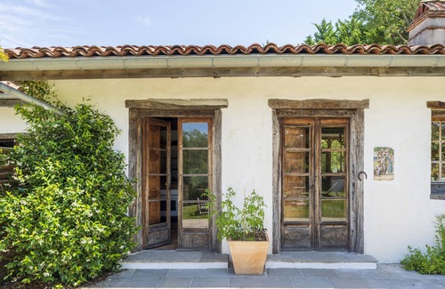 Arcangues House | Holiday Home 'Dependance Avec Jacuzzi' with Terrace, Garden and Wi-Fi