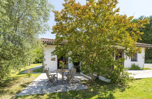 Arcangues House | Holiday Home 'Dependance Avec Jacuzzi' with Terrace, Garden and Wi-Fi