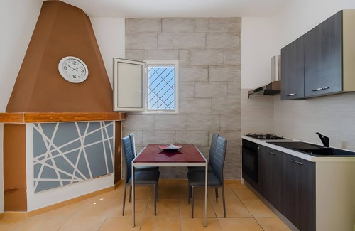 Torre Ovo House | Holiday Home 'Dilauro Con Piscina 1' with Shared Pool, Shared Terrace and Air Conditioning