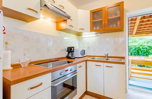 Vinisce House | Holiday home Dinko, (14520), Vinišće, Croatia